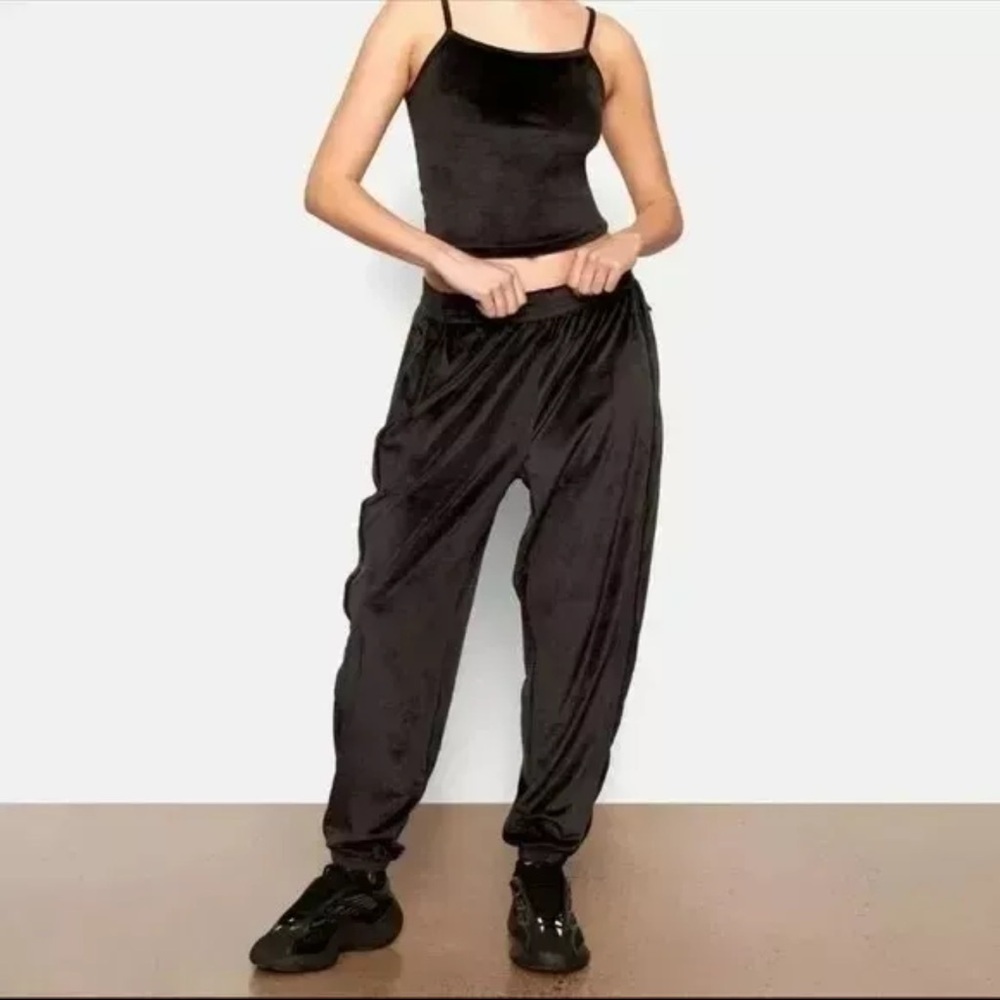 SKIMS Velour Sweatpants Jogger Oversized‎ Black Tapered Leg